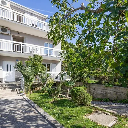 Vojskovo Iii 아파트 로크바 로고즈니차